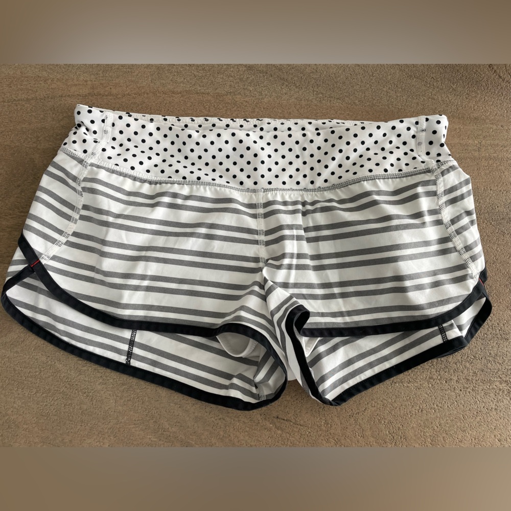 Lululemon SPEED UP Low Rise short 2.5” White Strip Sz 8 LIKE NEW